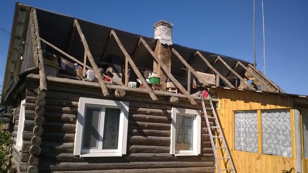 Когда кровле бревенчатого дома нужна помощь